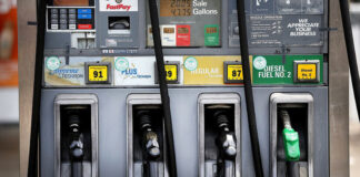 Magín Díaz anuncia alza moderada de combustibles y congelación de tarifas por tres meses
