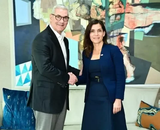 Embajadora de EEUU sigue encuentros con políticos dominicanos; este lunes se reunió con Gonzalo Castillo