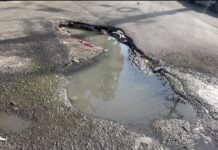 Aguas negras ponen en riesgo negocios de comida en la 42 de Los Mina.