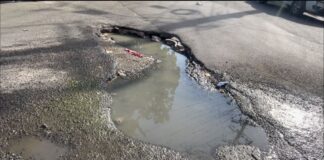 Aguas negras ponen en riesgo negocios de comida en la 42 de Los Mina.