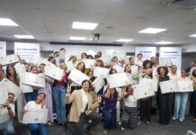 Raymond Rodríguez entrega laptops a 56 estudiantes meritorios mediante la Fundación GBC