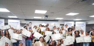 Raymond Rodríguez entrega laptops a 56 estudiantes meritorios mediante la Fundación GBC