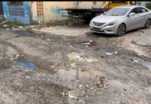 Comunitarios ponen contra la pared alcade Dio Astacio y exigen intervención urgente en calle de Villa Duarte