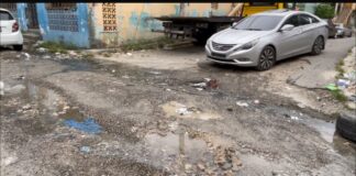 Comunitarios ponen contra la pared alcade Dio Astacio y exigen intervención urgente en calle de Villa Duarte