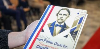 Ponen en circulación libro “Cátedra Juan Pablo Duarte: Democracia Constitucional” y medalla conmemorativa