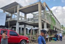 Entre basura y escombros: comerciantes exigen concluir mercado municipal de Los Alcarrizos.
