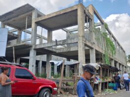 Entre basura y escombros: comerciantes exigen concluir mercado municipal de Los Alcarrizos.