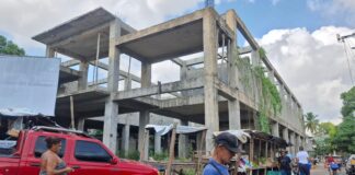 Entre basura y escombros: comerciantes exigen concluir mercado municipal de Los Alcarrizos.