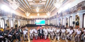 Abinader se reúne con 53 estudiantes sordos que completaron su formación en Inteligencia Artificia