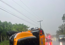 Autobús de transporte hotelero se vuelca en carretera La Otra Banda en Higüey durante fuertes lluvias