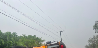 Autobús de transporte hotelero se vuelca en carretera La Otra Banda en Higüey durante fuertes lluvias