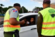 Discusión por una multa termina en forcejeo entre conductor y agentes de Digesett en Santiago