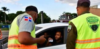 Discusión por una multa termina en forcejeo entre conductor y agentes de Digesett en Santiago