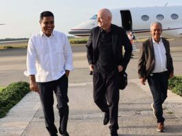Kelvin Cruz recibe a Infantino y al presidente de la Concacaf a su llegada a República Dominicana
