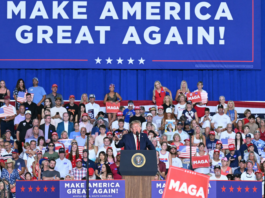 Expulsan a manifestantes con consignas contra la pedofilia de mitin de Trump