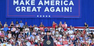 Expulsan a manifestantes con consignas contra la pedofilia de mitin de Trump