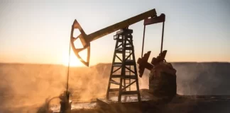 El petróleo de Texas baja un 1,6 % y cierra la semana en 100,30 dólares el barril