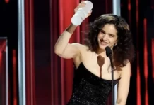 ROSALIA EXPRESA SU ADMIRACION POR JUAN LUIS GUERRA AL RECIBIR EL PREMIO BILLBOARD