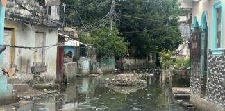 Aguas podridas y basura ahogan a familias en La Mina, Los Guaricanos