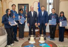 Abinader recibe en Palacio Nacional a jóvenes dominicanos que rompieron récord mundial de lectura