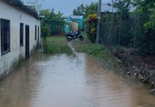 Inundaciones mantienen en zozobra a familias del Tanque Azul; temen perder lo poco que les queda