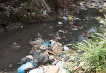 Fuertes lluvias dejan calles de Manoguayabo llenas de basura en Santo Domingo Oeste