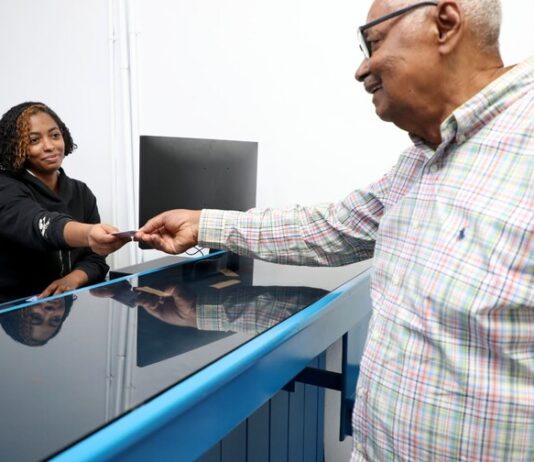 Intrant compensará a mayores de 65 años afectados por restricciones en licencias de conducir