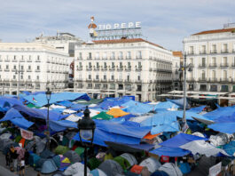 La presidenta de Madrid recurre a la Justicia para intentar desalojar la acampada de Sol