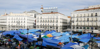 La presidenta de Madrid recurre a la Justicia para intentar desalojar la acampada de Sol